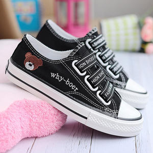 2024 décontracté à lacets étudiant chaussures brodé ours toile chaussures femme - Product Image 4