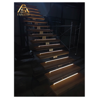 Escalier mono-àche en acier noir avec marches perforées en métal, construction soudée, escalier robuste
