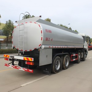 Camion-citerne Dongfeng 8x4 30000L pour le transport de carburant inflammable et le ravitaillement mobile - Product Image 6