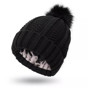 Vente en gros Bonnet en acrylique doublé satin/soie avec doublure élastique pour garder la chaleur automne-hiver Bonnet tricoté avec boule à pompon pour unisexe - Product Image 4