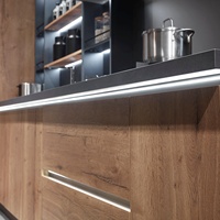 Ensemble de meubles de cuisine modulaires modernes sur mesure avec placage en bois massif de bouleau et plan de travail en quartz de haute qualité pour projet de villa