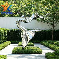 Grande sculpture de danseuse contemporaine en acier inoxydable poli miroir - Art abstrait personnalisé pour les places, les jardins et la décoration d'hôtels