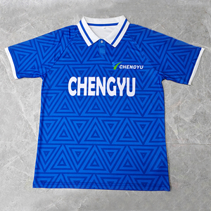 Maillot de football rétro personnalisé pour homme, sublimé, respirant, à manches courtes, style streetwear tendance, avec logo brodé - Product Image 3