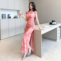Gaun Cheongsam Cina Modern yang Ditingkatkan, Gaun Pesta Maxi Pink Bermotif Bunga dengan Jaring dan Kerut, Lengan Pendek, Slim Fit untuk Wanita