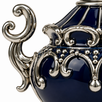 Urne en porcelaine bleu cobalt classique européenne avec poignées en argent poli, pièce maîtresse de décoration d'intérieur de luxe artisanale