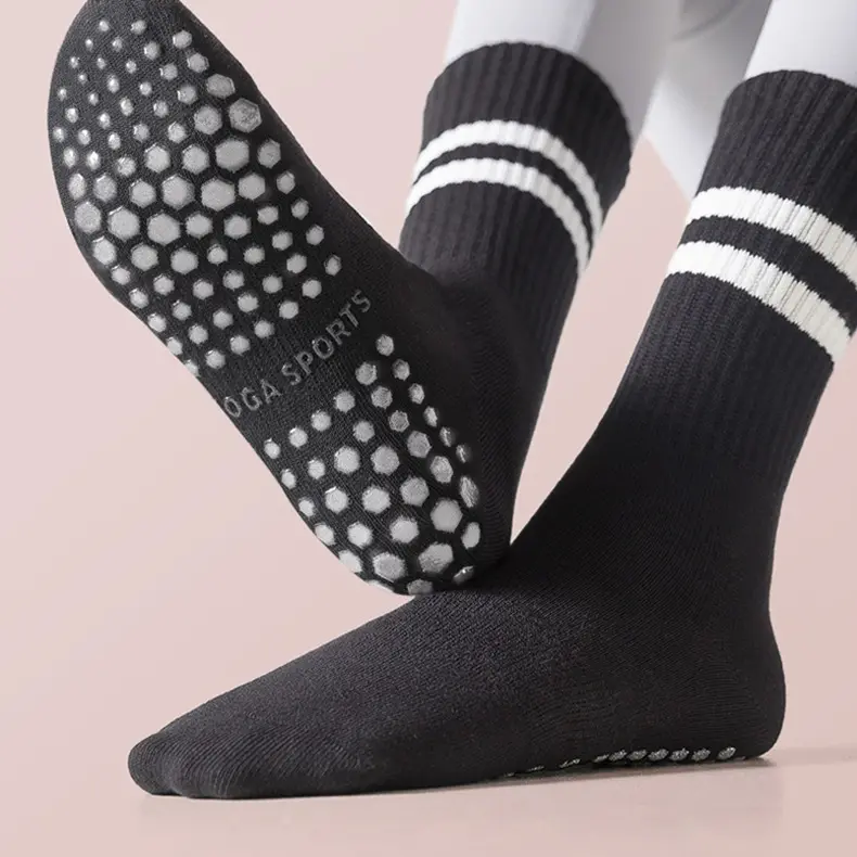 Vente en gros de nouvelles chaussettes antidérapantes bon marché à cinq orteils pour le fitness Pilates avec poignées chaussettes de yoga pour femmes