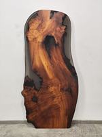 Table basse en bois exotique avec bord vif et résine époxy pour bar à domicile et repas