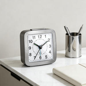Réveil carré classique argenté de 3 pouces avec aiguilles lumineuses et sonnerie progressive - Product Image 2