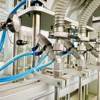 Ensemble complet de remplisseuse linéaire automatique à gravité à prix abordable pour les petites et moyennes usines de production de liquides