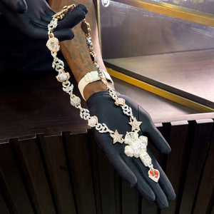 Collar con Colgante de Cruz y Corazón en Oro Sólido con Diamantes de Laboratorio, Micro Pavé, Certificado IGI, Joyería Unisex - Product Image 1