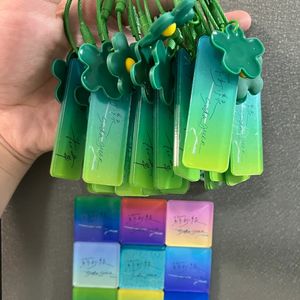 Porte-clés décoratif en acrylique en forme de dessin animé imprimé pour sacs, portefeuilles, téléphones – Étiquette personnalisée - Product Image 1