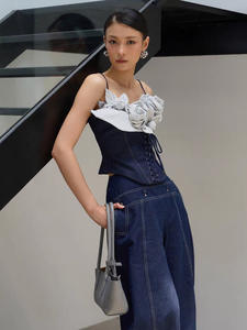 Conjunto de Dos Piezas para Mujer, Camisola Floral 3D de Diseño Vietnamita y Pantalones de Mezclilla, en Existencia - Product Image 3