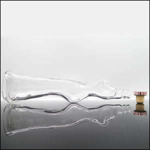 Botella de Vidrio Transparente para Licor de 500 ml, Diseño Único en Forma de Mujer, Personalizable al por Mayor - Product Image 3
