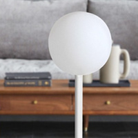 Lampe de sol moderne en forme de globe blanc avec un pied fin doré pour salon, chambre, hôtel, salle de séjour, restaurant, villa