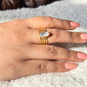 Anillo de Piedra Lunar Arcoíris Natural con Baño de Oro para Mujer, Joyería Boho Minimalista con Gema, Regalo de Compromiso, March Moku - Product Image 3