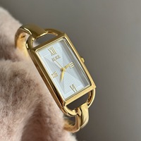 Montre femme bracelet ouvert Art Deco, cadran vert géométrique en relief, boîtier doré rectangulaire, quartz