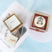 Boîte à bijoux rotative de luxe en plastique avec impression numérique pour colliers et bagues, motif ours de la Saint-Valentin et gâteau d'anniversaire
