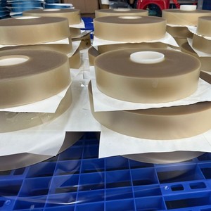 Material de rollo de adhesivo termofusible de 0.1mm-2mm de grosor, color sólido, para apósitos y almohadillas para pies - Product Image 4