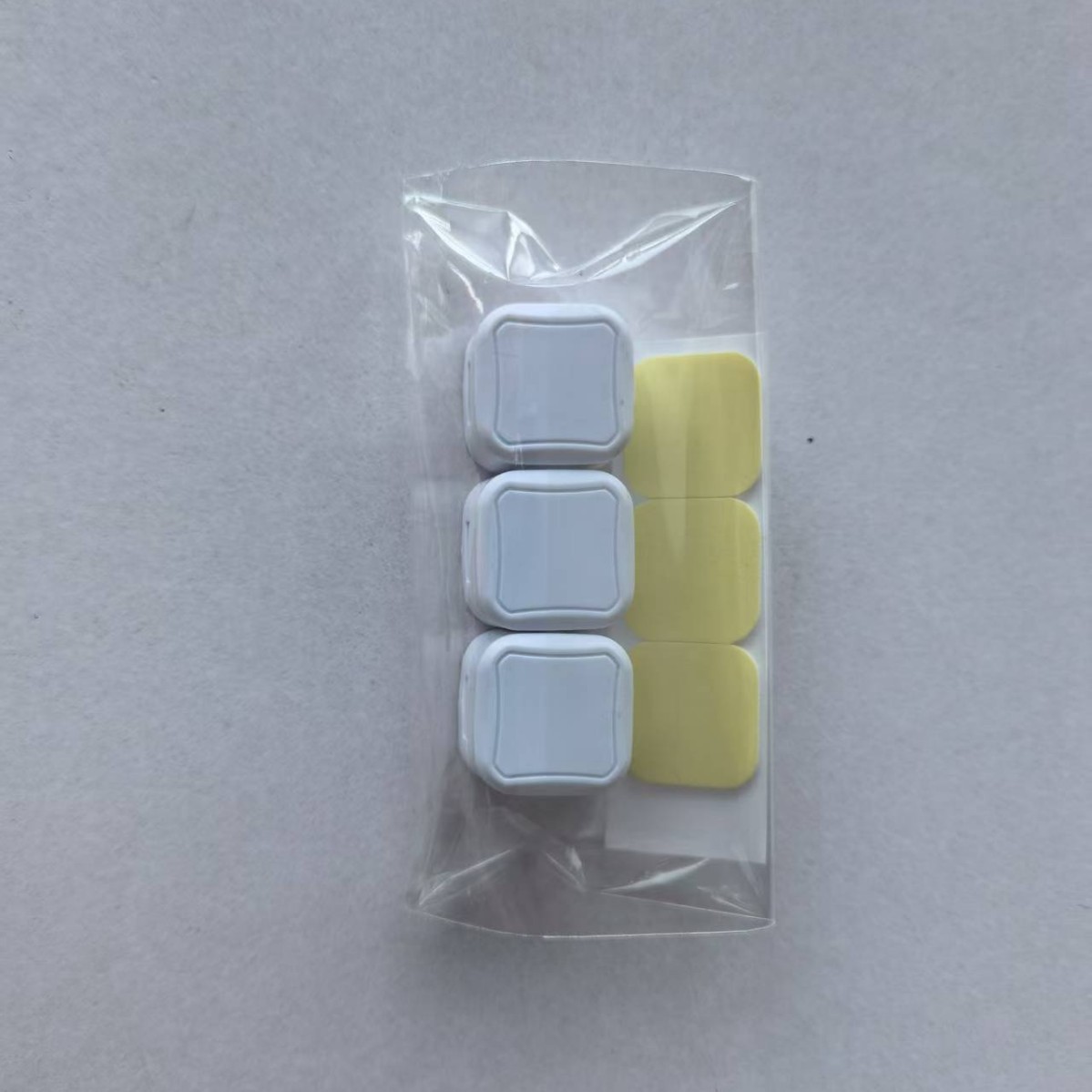 Tres blancos [en una bolsa OPP]