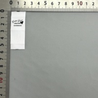 Étiquette personnalisée en satin et toile de coton blanc naturel, pliée au centre, avec instructions d'entretien et tailles
