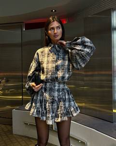 Conjunto de dos piezas de temperamento de nuevo estilo al por mayor 2025 para mujer con falda corta con borde de volantes y diseño a <span class=keywords><strong>cuadros</strong></span> de alta calidad - Product Image 3