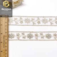 LEIXUSI 2,8 cm Bordure en dentelle florale dorée avec perles, faite à la main pour robes, coiffes et accessoires de lingerie