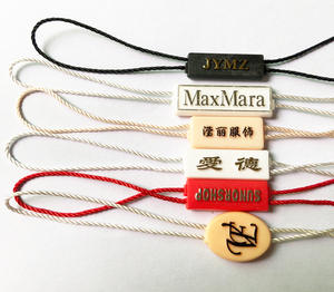 Étiquette suspendue Corde en plastique Logo gaufré Étiquettes volantes permanentes pour vêtements Fil d'étanchéité Soie Logo personnalisé Chaîne d'étiquettes volantes - Product Image 4