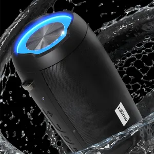 يمكن أن تكون مكبرات الصوت الشائعة المقاومة للماء رفوف مقطورة محمولة لحمل الرياضة في الهواء الطلق ،