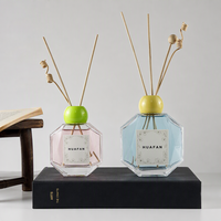 Bouteille diffuseur de parfum en verre carrée géométrique 100ml 200ml, conteneur vide pour parfum d'intérieur avec bouchon coloré et logo personnalisé