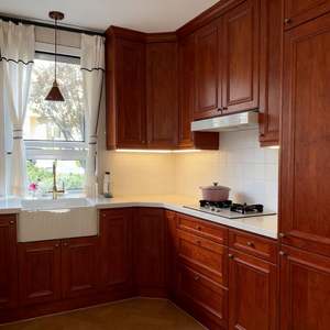 Cuisine BALOM sur mesure de style campagne française avec armoires blanches, unités murales en bois clair, portes en treillis de verre et disposition en L - Product Image 2