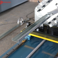 Machine automatique de fabrication de profilés en C pour ossatures de cloisons sèches et solutions d'équipement de production de murs en acier