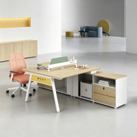 Poste de travail de bureau moderne de classe E0 pour 4 personnes avec cloison, combinaison bureau et chaise, poste de travail financier