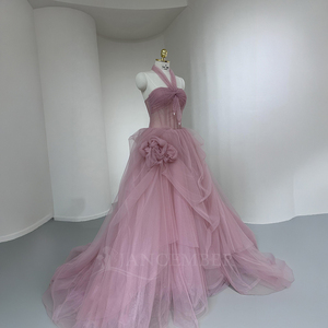 Robe de mariée de luxe en mousseline rose unie Nt126 avec appliques brodées, décolleté plongeant en V, silhouette sirène et traîne Watteau - Product Image 3