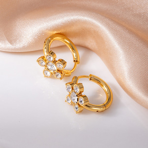 Boucles d'oreilles en acier inoxydable plaqué or avec fleur en zirconium - Product Image 4