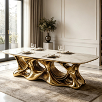 Table à manger sculpturale en fibre de verre avec cadre doré brillant et plateau rectangulaire en marbre blanc pour un intérieur de salle à manger moderne et luxueux