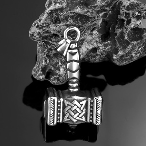 All'ingrosso ciondolo Vintage in acciaio Biker Thor forma Charms <span class=keywords><strong>uomini</strong></span> gioielli dio del guerriero Thor martello collana pendente per gli <span class=keywords><strong>uomini</strong></span> - Product Image 5
