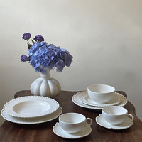 Service de vaisselle en céramique blanche ajourée de style européen, assiettes et plats élégants à motifs baroques en relief pour événements et mariages