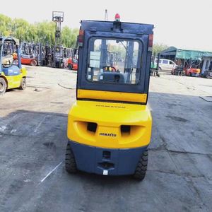 Montacargas Diésel Usado Komatsu FD30-16 de Fábrica, Capacidad de Carga de 3 Toneladas, Cabina, Tracción 4x4, Mástil de Dos Etapas, Accesorios para Mini Montacargas - Product Image 2