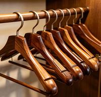 Cintre en bois massif couleur bois naturel, avec pince à pantalon, logo personnalisé, pour hôtel, en hêtre, avec pince lotus, de luxe