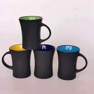 Caneca de café com modelo irregular, de forma irregular, estreita, no meio, com preto fosco, para fora e cores diferentes
