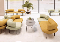 Canapé modulaire en bouclette, canapé lounge à profil bas avec dossier à traverses, assise incurvée et arrondie pour hall d'hôtel, salle d'attente, salon