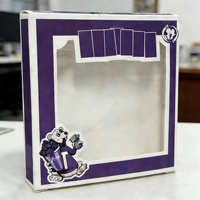 Boîte cadeau en carton écologique personnalisée avec fenêtre transparente, design auto-érectible, motifs de dessins animés mats pour l'emballage de poupées