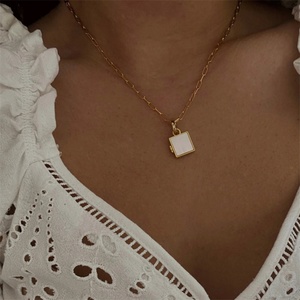Collar de Cadena con Medallón Cuadrado Abierto de Acero Inoxidable Chapado en Oro de 18K, Estilo Simple y Moderno - Product Image 5