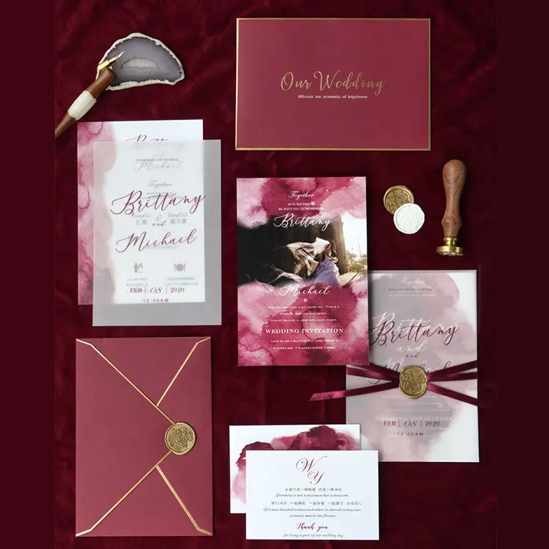 कस्टम लक्जरी शादी के निमंत्रण कार्ड बरगंडी चर्मपत्र कागज निमंत्रण उभरा लिफाफे के साथ सोने की पन्नी विशेष लिफाफे