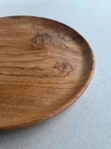 Assiette ronde en bois fabriquée à la main, parfaite pour servir des apéritifs ou afficher un décor avec une élégance rustique - Product Image 3
