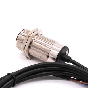 Capteur photoélectrique à boîtier métallique, détection plastique et métal, portée 50 cm, 30 VDC, 3/4 fils, réflexion diffuse - Product Image 6