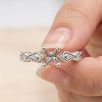 Bague semi-montée Art Déco en or blanc 18 carats avec accent géométrique losange à 4 griffes et bordure milgrain, taille personnalisée pour un ajustement parfait