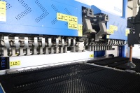 Centre de pliage flexible multifonction entièrement automatique avec changement d'outil pour tôles, chargement et déchargement automatiques, plieuse de panneaux