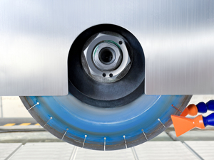 Machine de découpe de pierre à commande 5 axes de type pont, équipement CNC multifonctionnel avec moteur et pompe à engrenages pour pierre frittée, marbre et <span class=keywords><strong>carrelage</strong></span> - Product Image 5