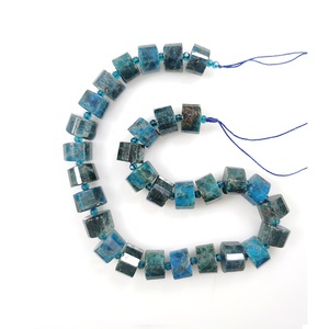 Cuentas de Apatita Azul Natural con Efecto Pleocroico y Relleno de Fractura, Forma Triangular, Tamaño Personalizado 10x15mm para Fabricación de Joyas - Product Image 1